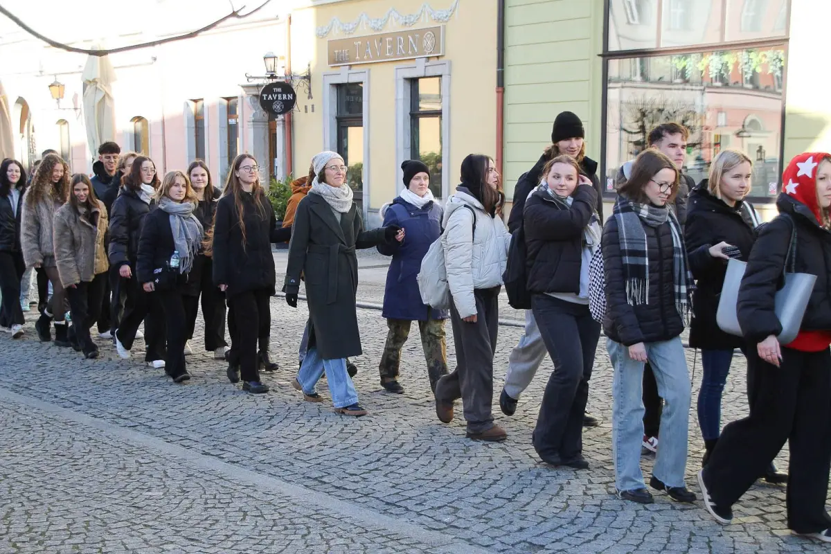 100 dni do matury. Maturzyści zatańczyli poloneza w rynku