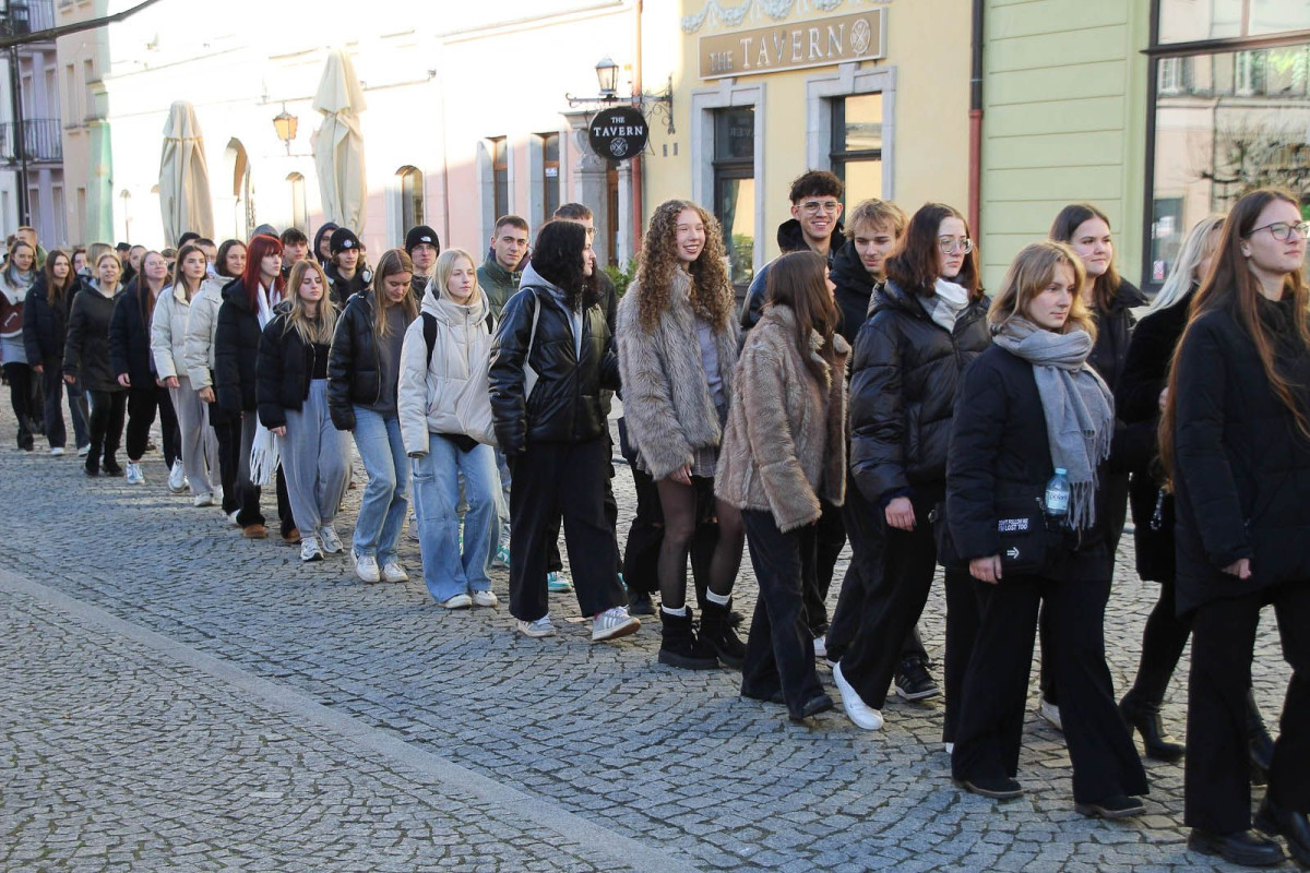 100 dni do matury. Maturzyści zatańczyli poloneza w rynku