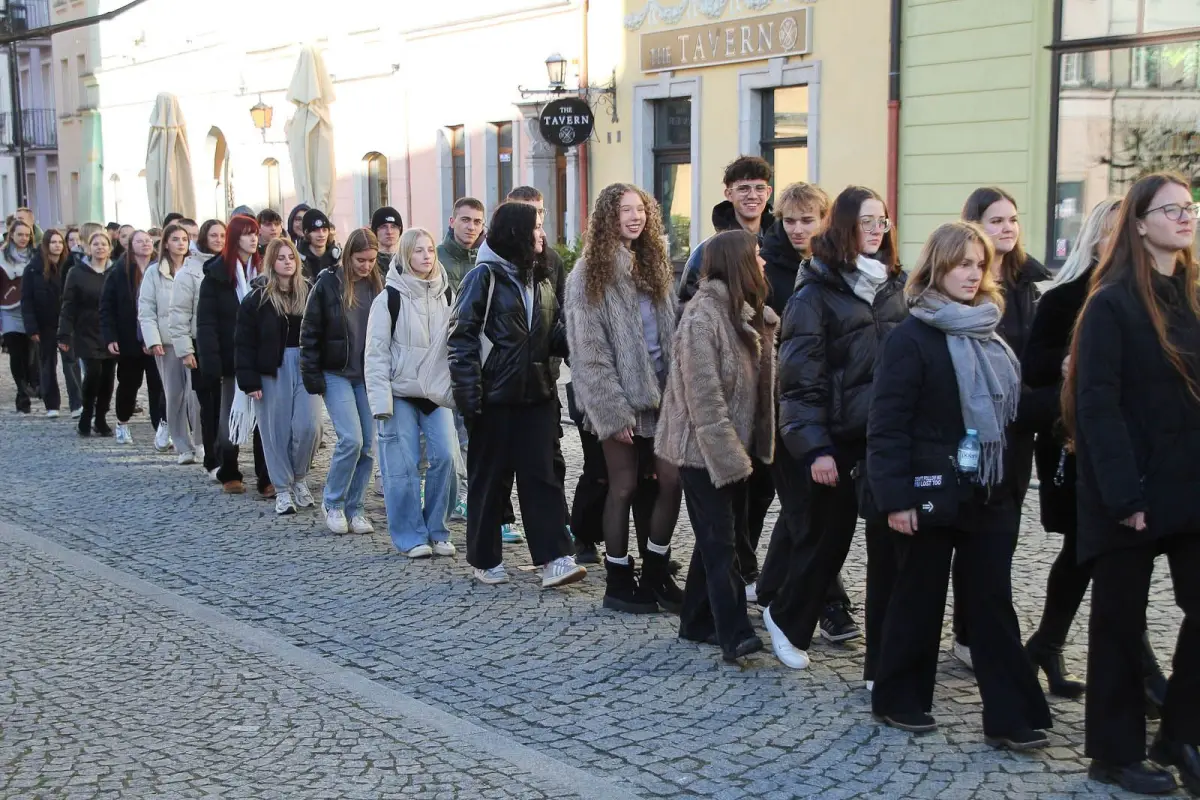 100 dni do matury. Maturzyści zatańczyli poloneza w rynku