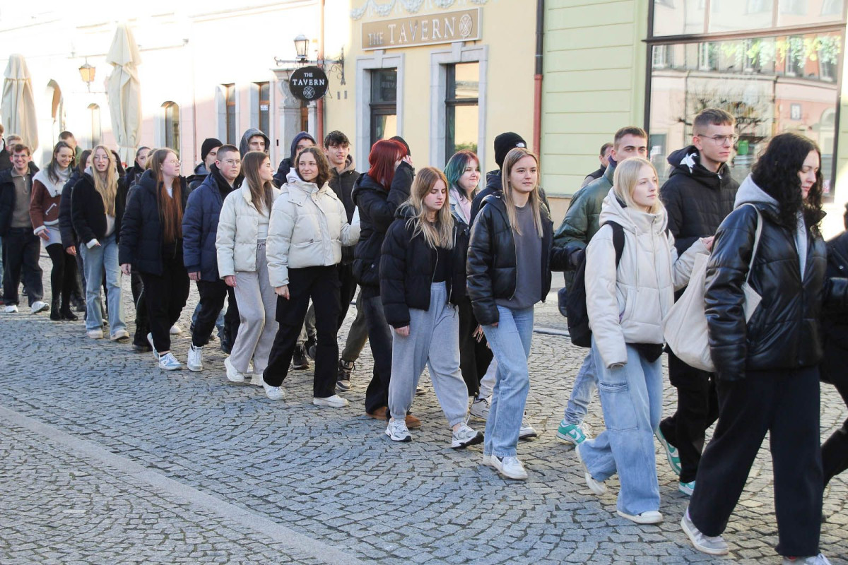 100 dni do matury. Maturzyści zatańczyli poloneza w rynku