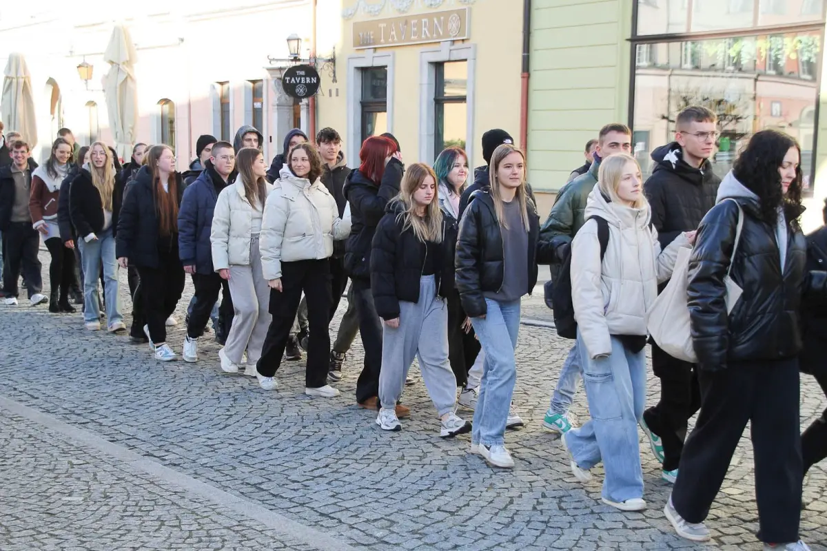 100 dni do matury. Maturzyści zatańczyli poloneza w rynku