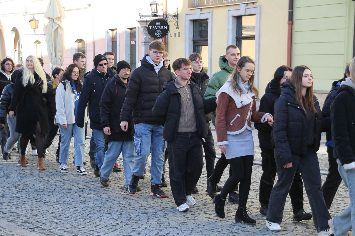 100 dni do matury. Maturzyści zatańczyli poloneza w rynku
