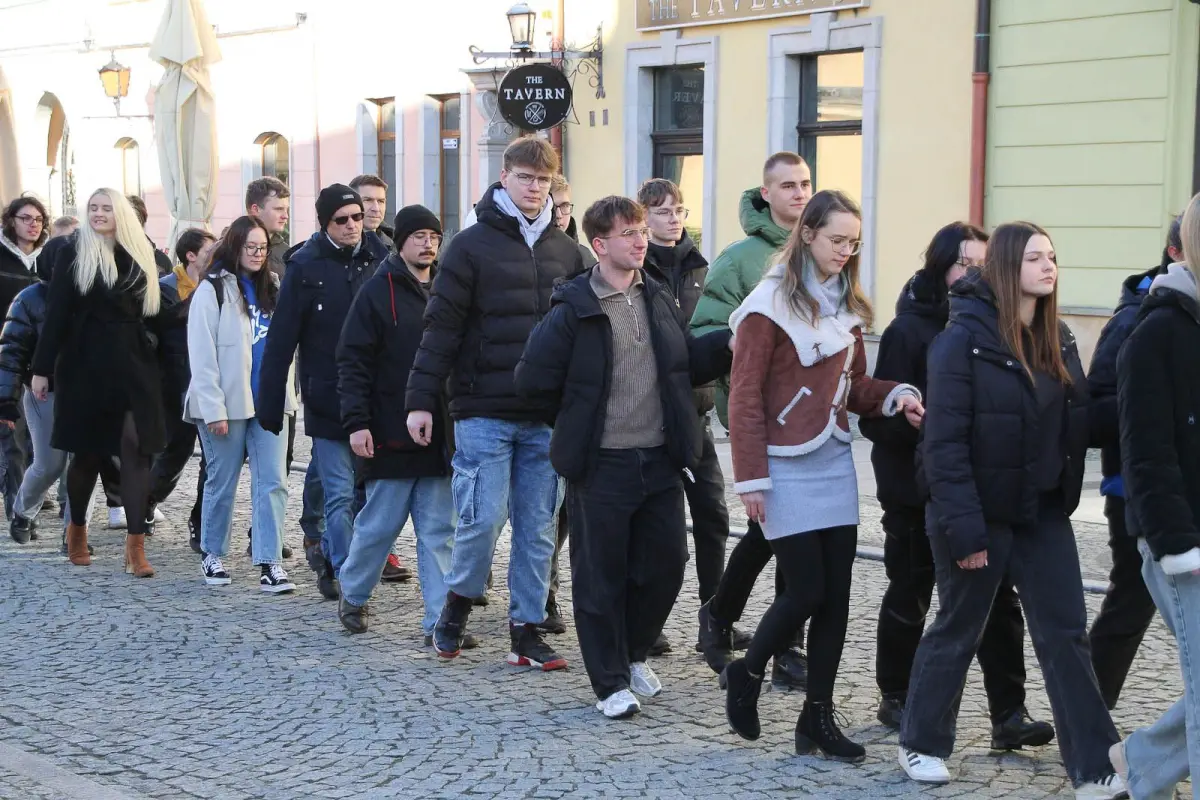 100 dni do matury. Maturzyści zatańczyli poloneza w rynku