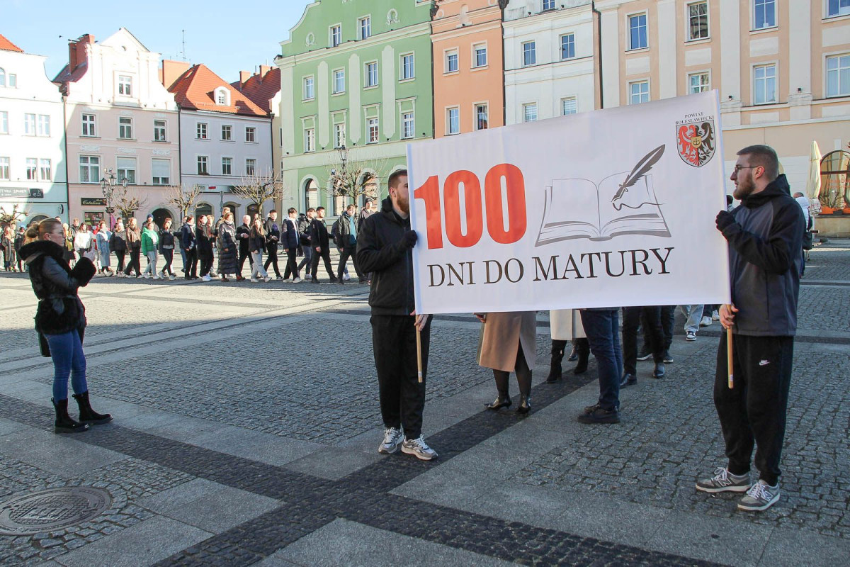100 dni do matury. Maturzyści zatańczyli poloneza w rynku
