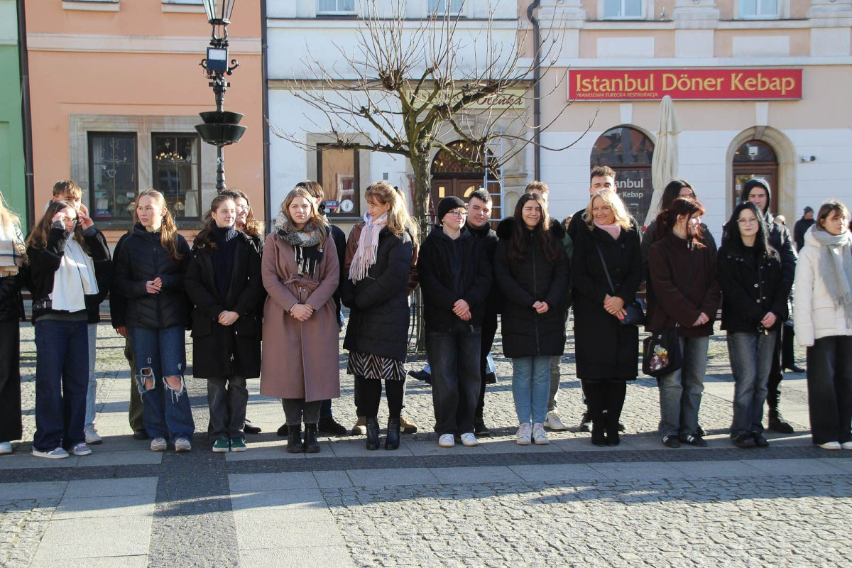 100 dni do matury. Maturzyści zatańczyli poloneza w rynku