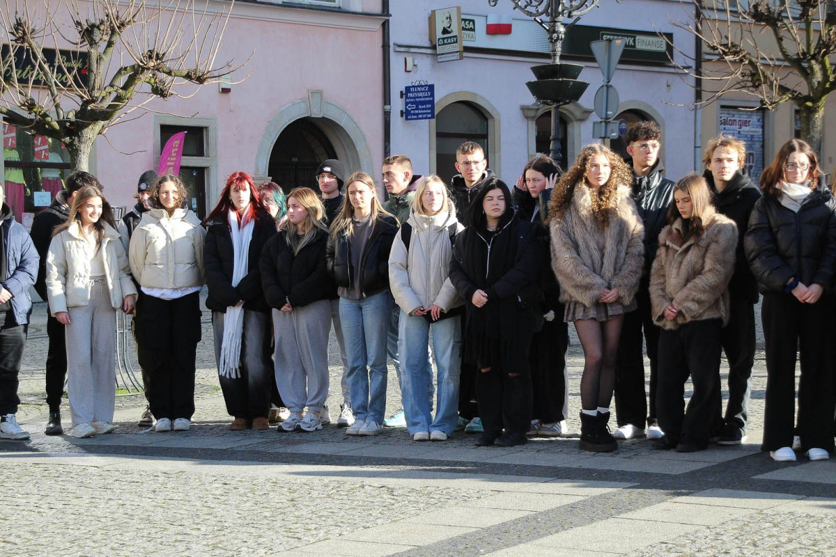100 dni do matury. Maturzyści zatańczyli poloneza w rynku
