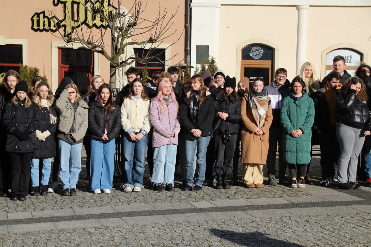 100 dni do matury. Maturzyści zatańczyli poloneza w rynku