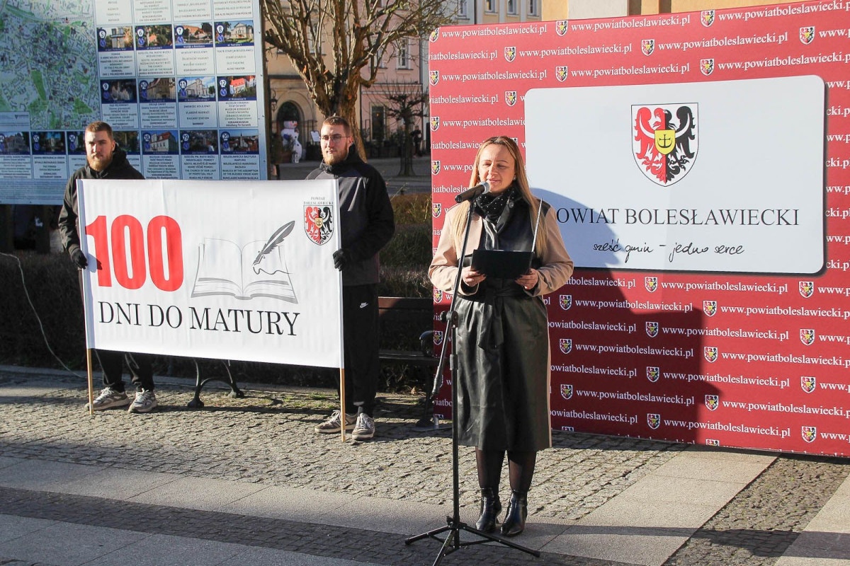 100 dni do matury. Maturzyści zatańczyli poloneza w rynku