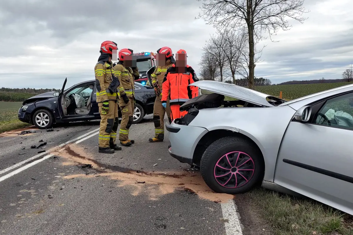 Zderzenie dwóch aut, dwie osoby ranne