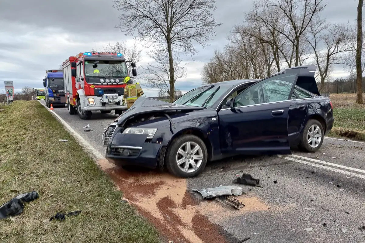 Zderzenie dwóch aut, dwie osoby ranne