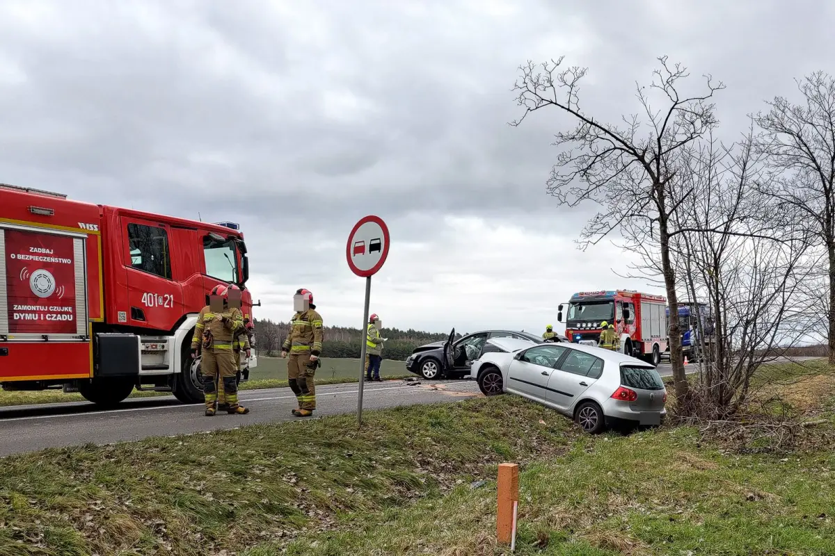 Zderzenie dwóch aut, dwie osoby ranne