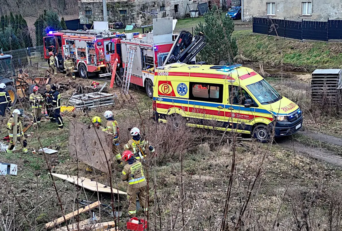 Akcja służb w Mierzwinie. Dwie osoby przysypane