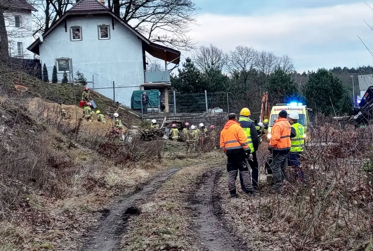 Akcja służb w Mierzwinie. Dwie osoby przysypane