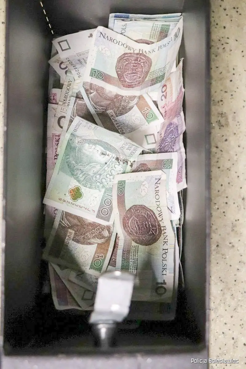 Автомати, гроші та наркотики