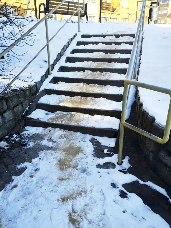 Śnieg i lód zalegają na schodach i chodnikach