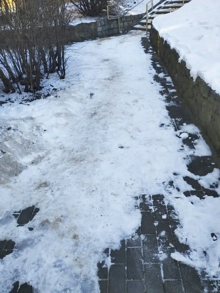 Śnieg i lód zalegają na schodach i chodnikach