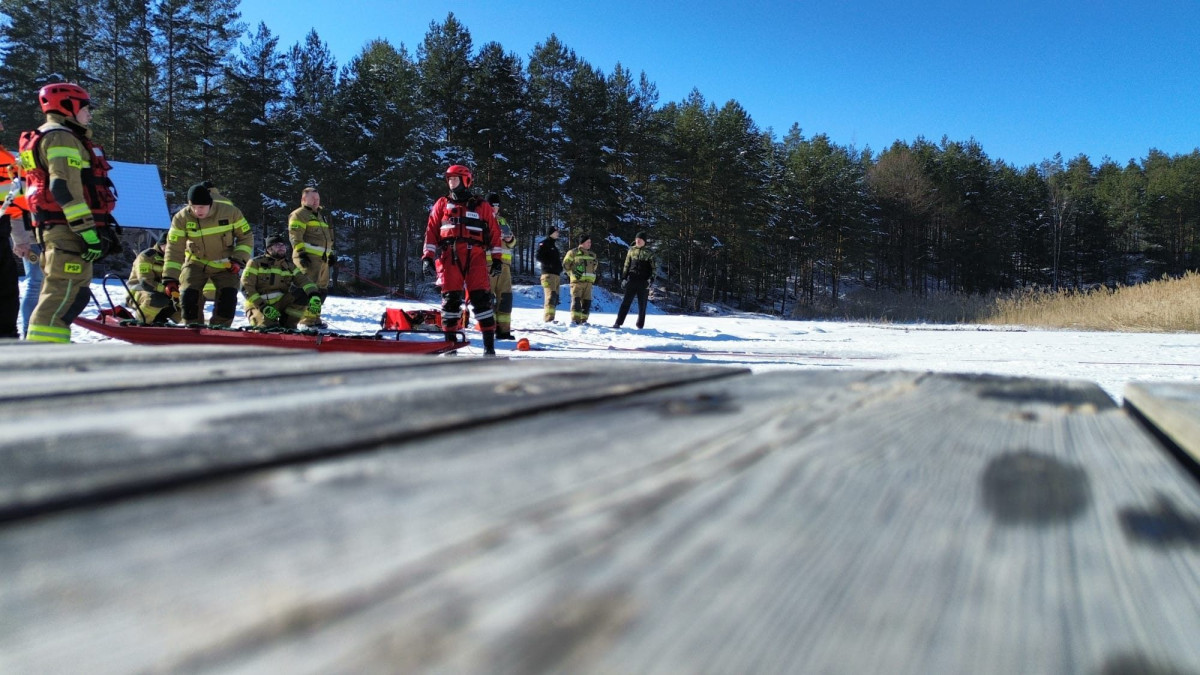Strażacy ćwiczą na zamarzniętych zbiornikach wodnych