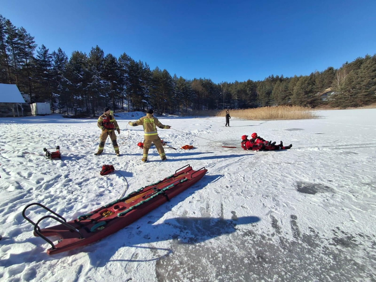 Strażacy ćwiczą na zamarzniętych zbiornikach wodnych