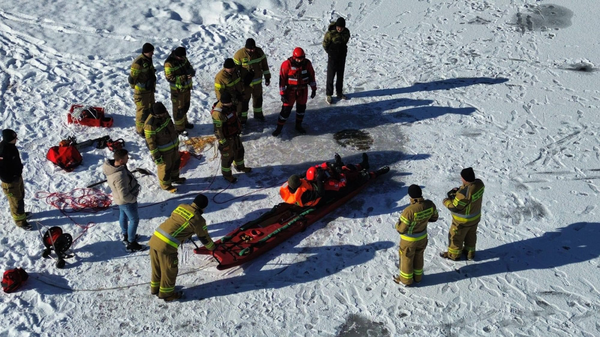 Strażacy ćwiczą na zamarzniętych zbiornikach wodnych