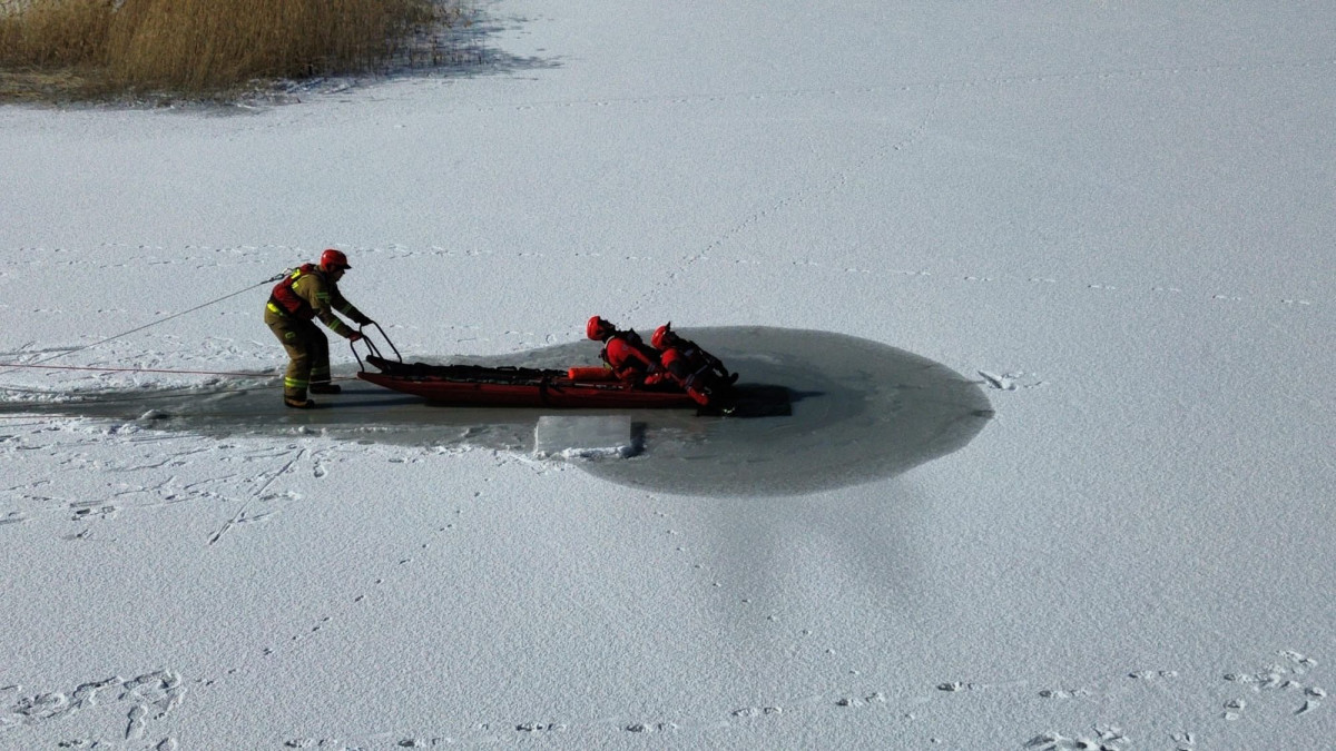 Strażacy ćwiczą na zamarzniętych zbiornikach wodnych
