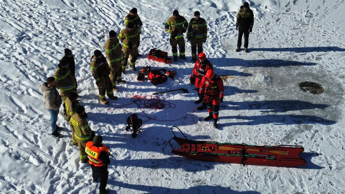 Strażacy ćwiczą na zamarzniętych zbiornikach wodnych