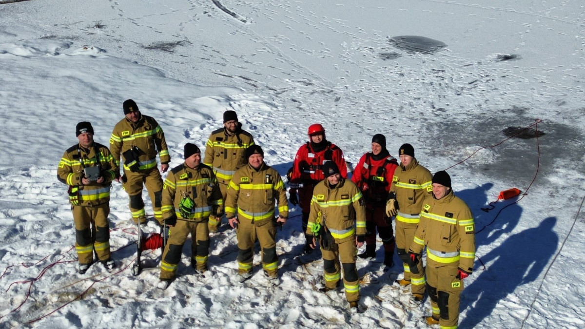 Strażacy ćwiczą na zamarzniętych zbiornikach wodnych