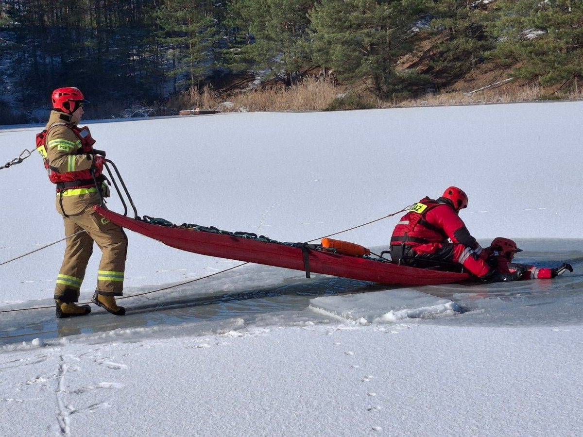 Strażacy ćwiczą na zamarzniętych zbiornikach wodnych