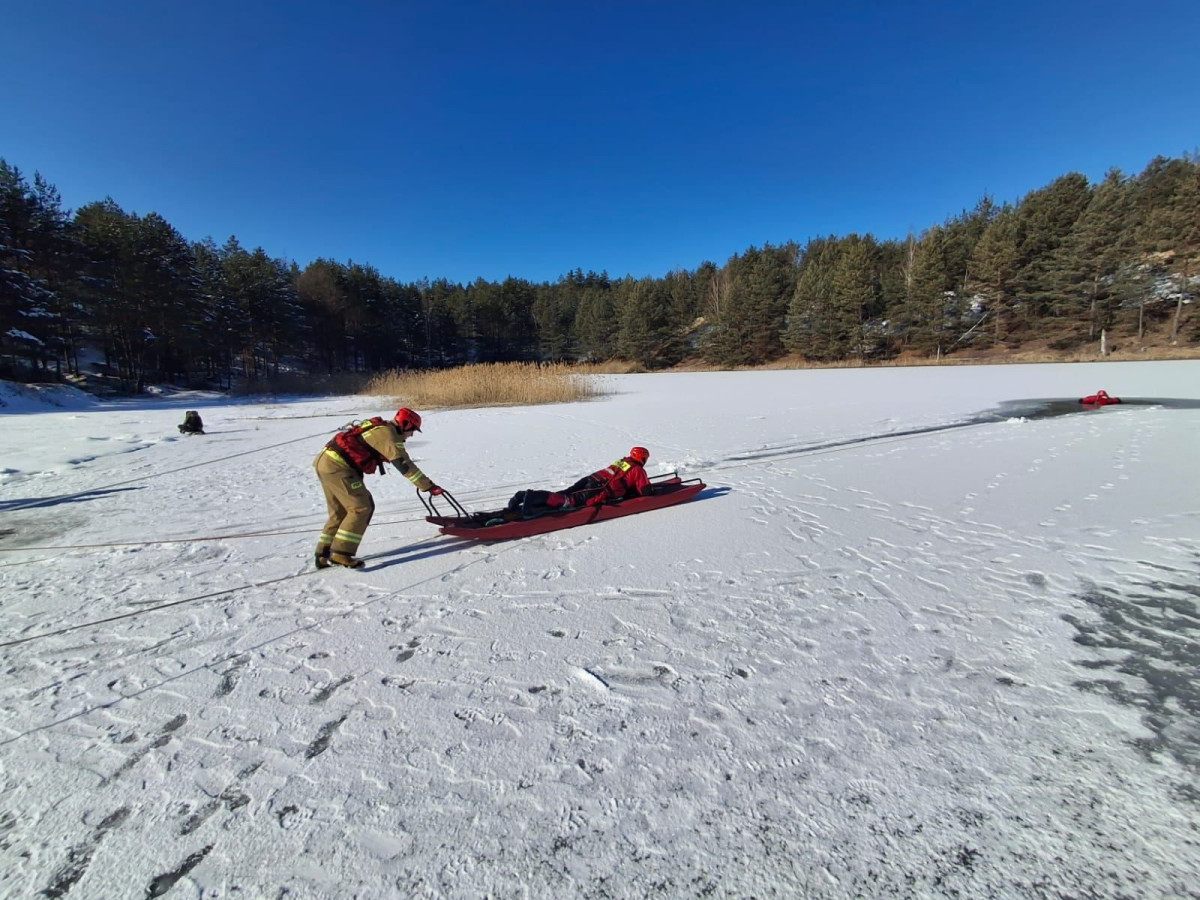 Strażacy ćwiczą na zamarzniętych zbiornikach wodnych
