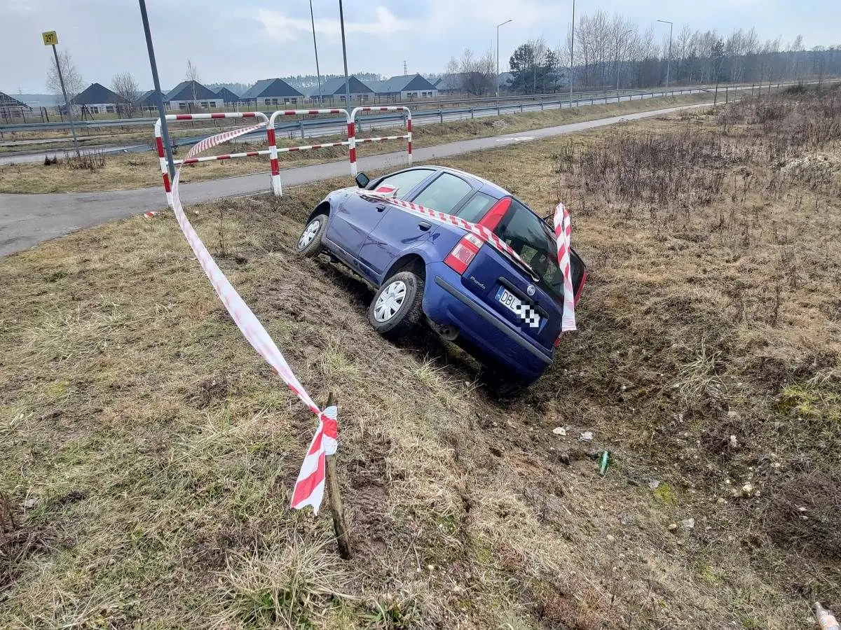 Fiat опинився в кюветі. Водія забрали до лікарні