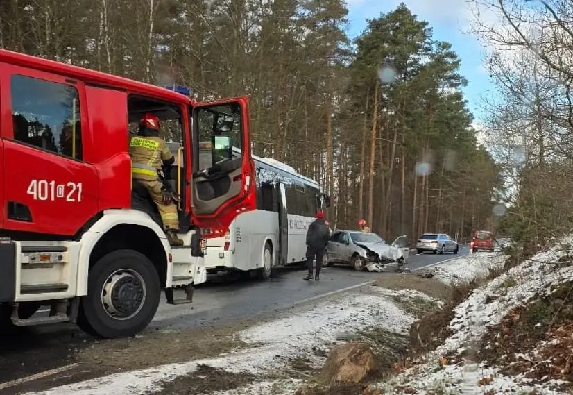 Zderzenie auta z autobusem