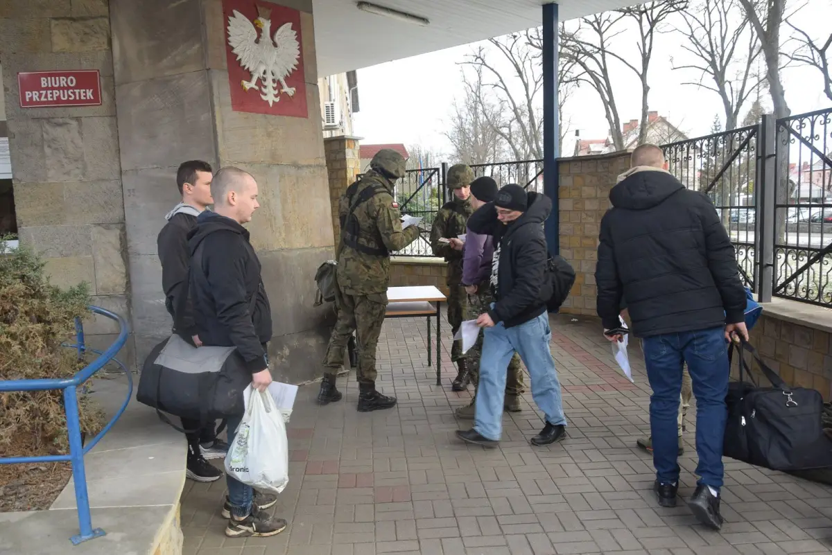 Ochotnicy w 23 Śląskim Pułku Artylerii w Bolesławcu