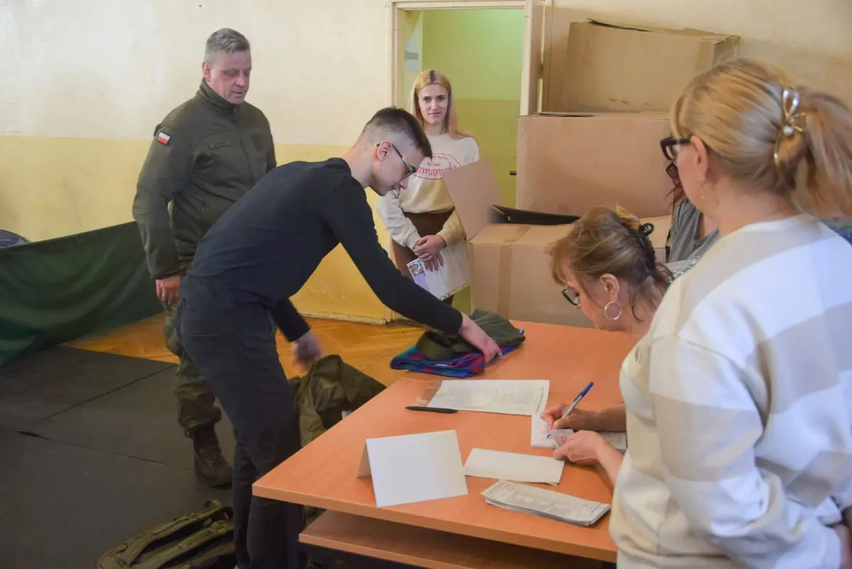Ochotnicy w 23 Śląskim Pułku Artylerii w Bolesławcu