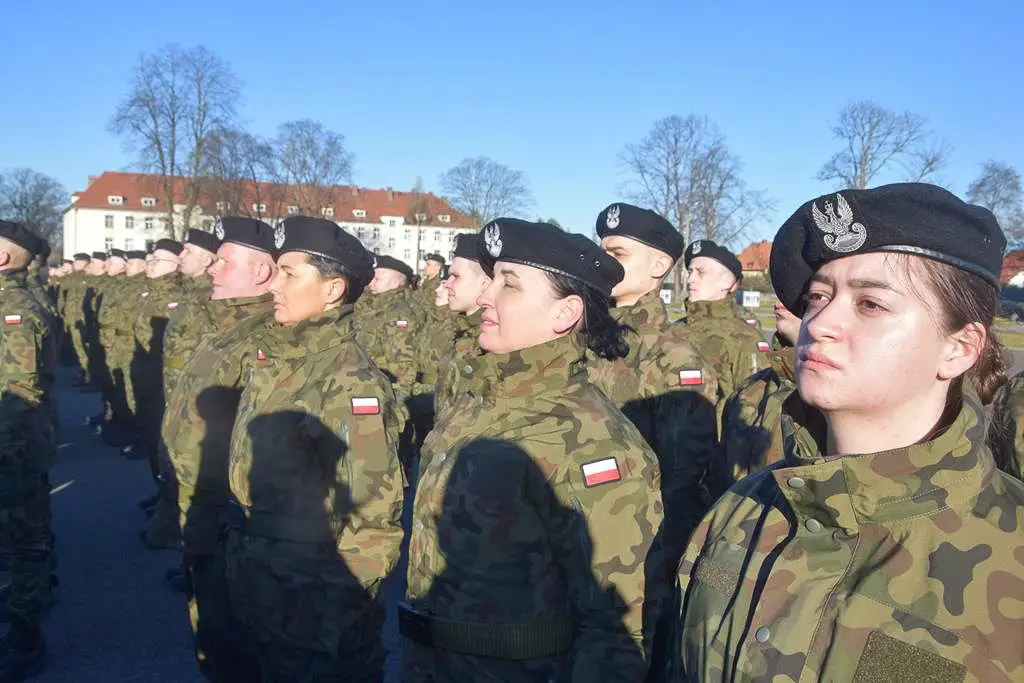 Ochotnicy w 23 Śląskim Pułku Artylerii w Bolesławcu
