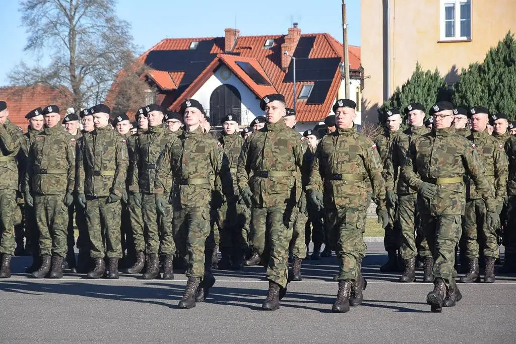 Ochotnicy w 23 Śląskim Pułku Artylerii w Bolesławcu