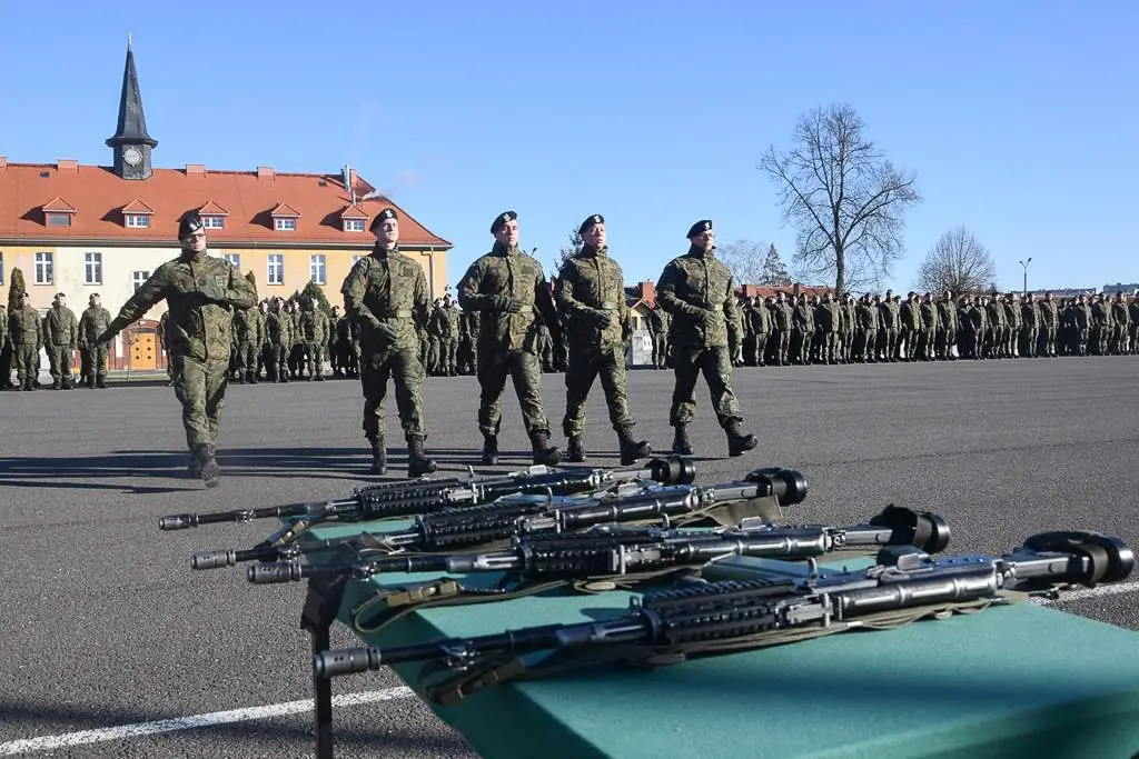 Ochotnicy w 23 Śląskim Pułku Artylerii w Bolesławcu