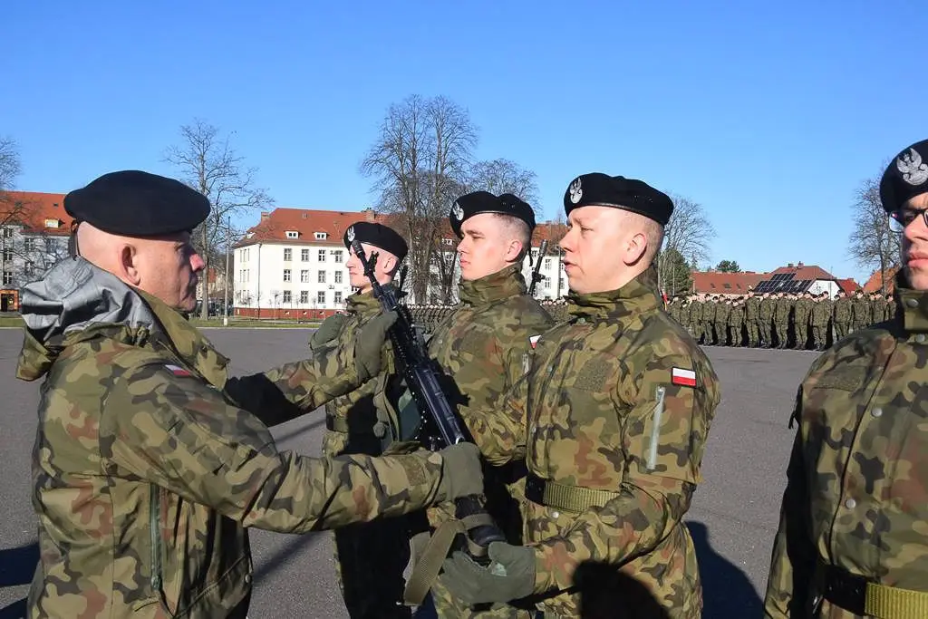 Ochotnicy w 23 Śląskim Pułku Artylerii w Bolesławcu