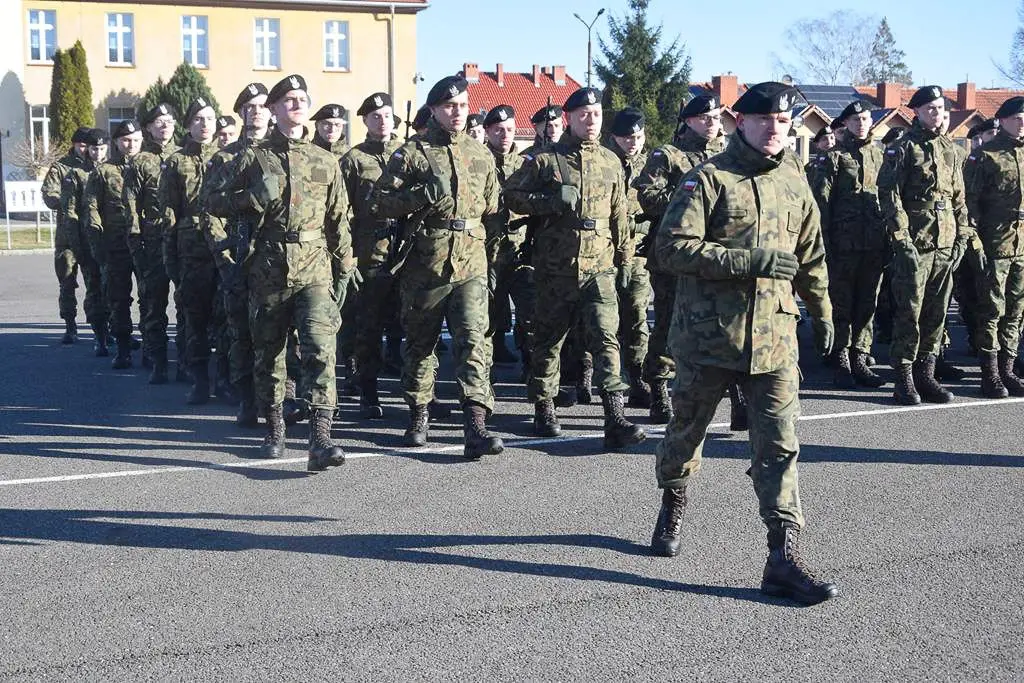 Ochotnicy w 23 Śląskim Pułku Artylerii w Bolesławcu