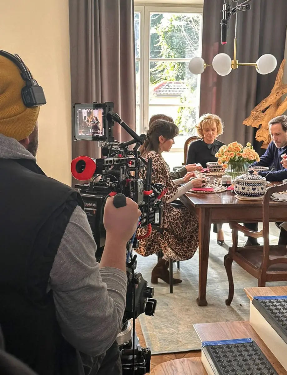 Bolesławiecka ceramika Lady Blue na planie świątecznego filmu „Piernikowe serce”