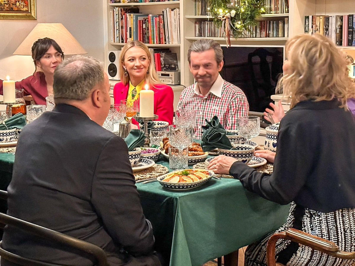 Bolesławiecka ceramika Lady Blue na planie świątecznego filmu „Piernikowe serce”