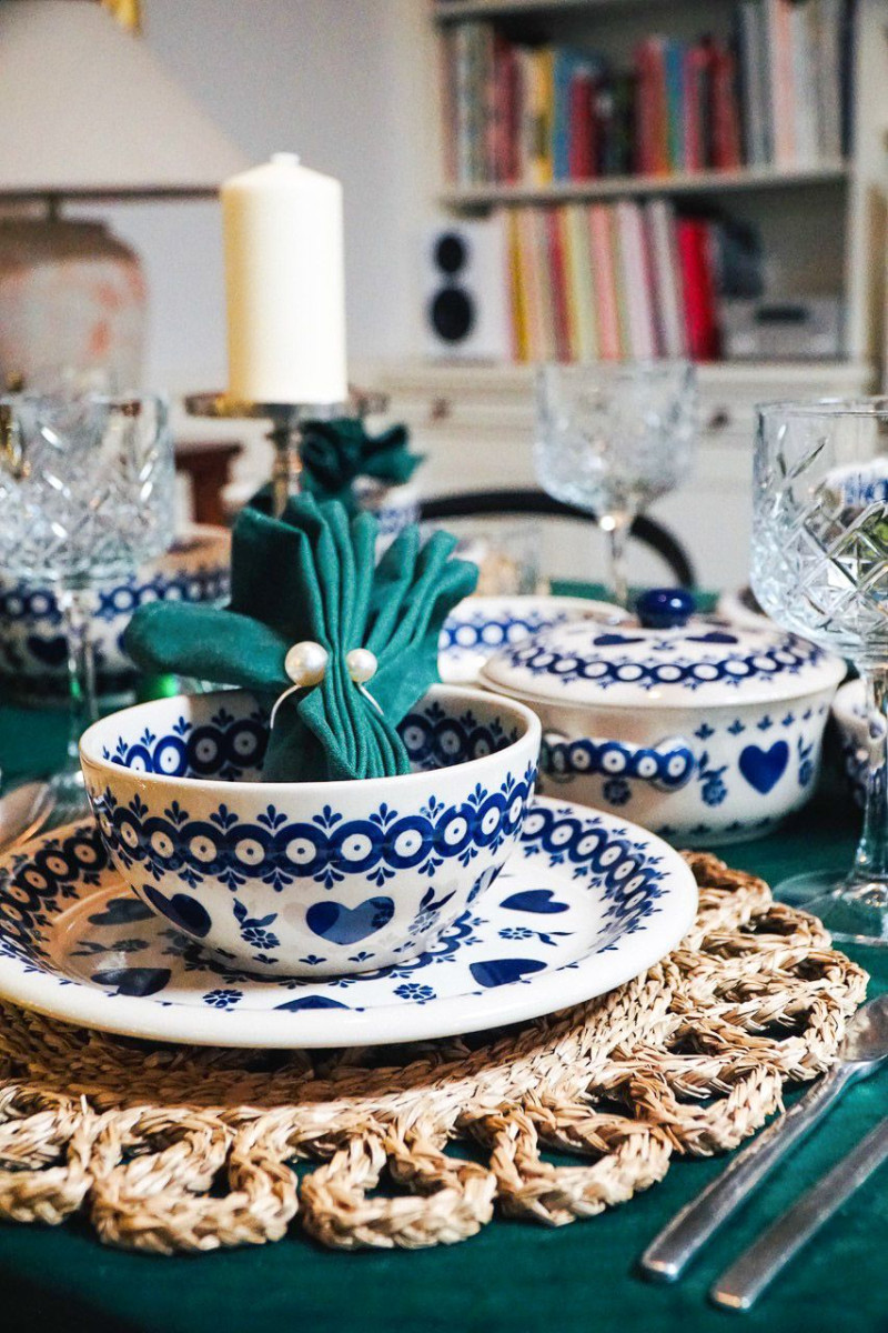 Bolesławiecka ceramika Lady Blue na planie świątecznego filmu „Piernikowe serce”