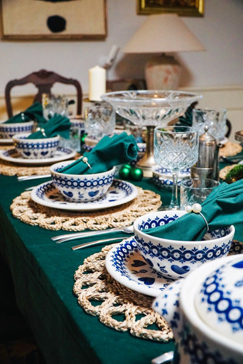 Bolesławiecka ceramika Lady Blue na planie świątecznego filmu „Piernikowe serce”