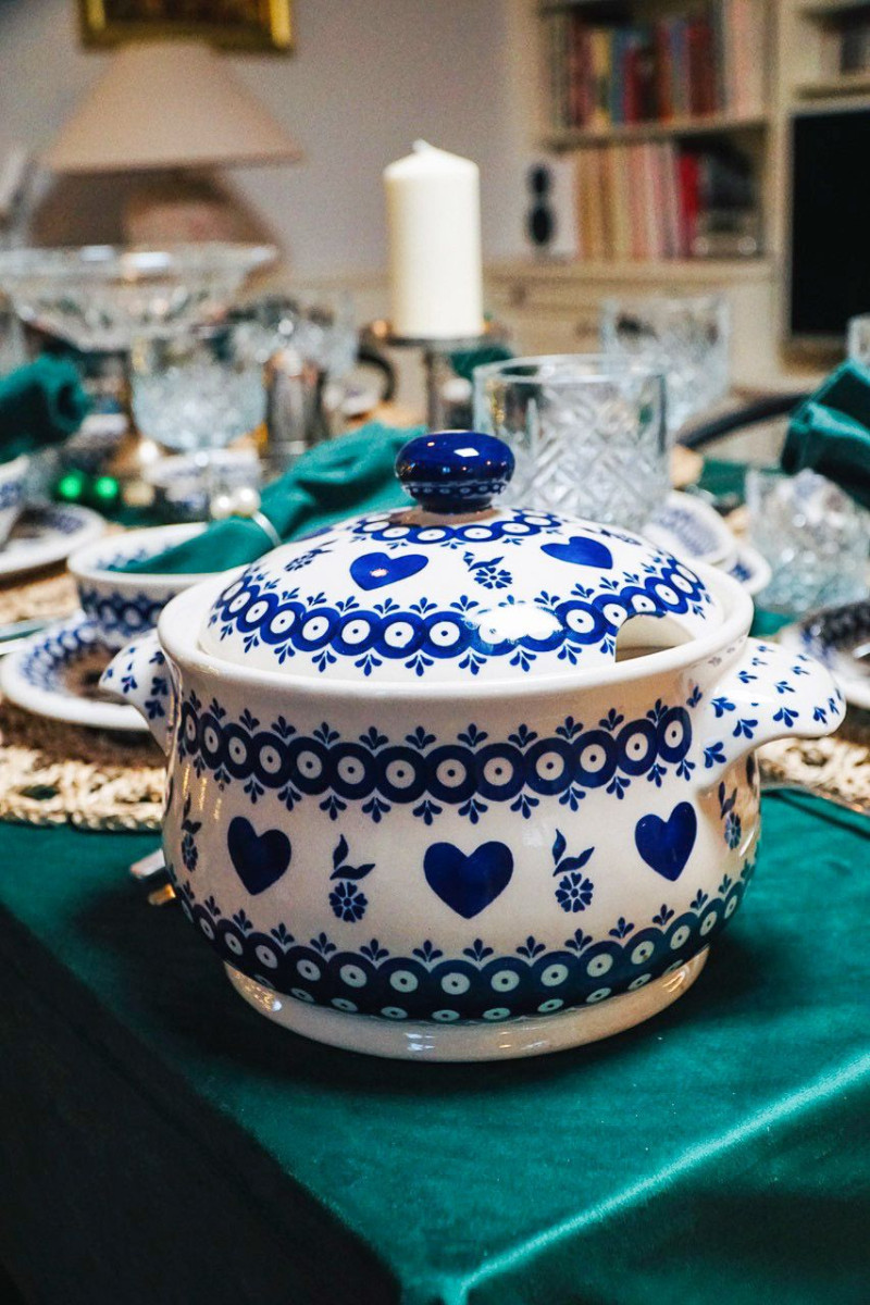 Bolesławiecka ceramika Lady Blue na planie świątecznego filmu „Piernikowe serce”