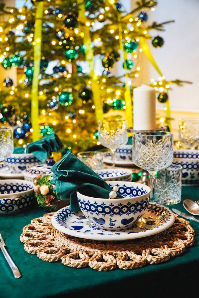 Bolesławiecka ceramika Lady Blue na planie świątecznego filmu „Piernikowe serce”