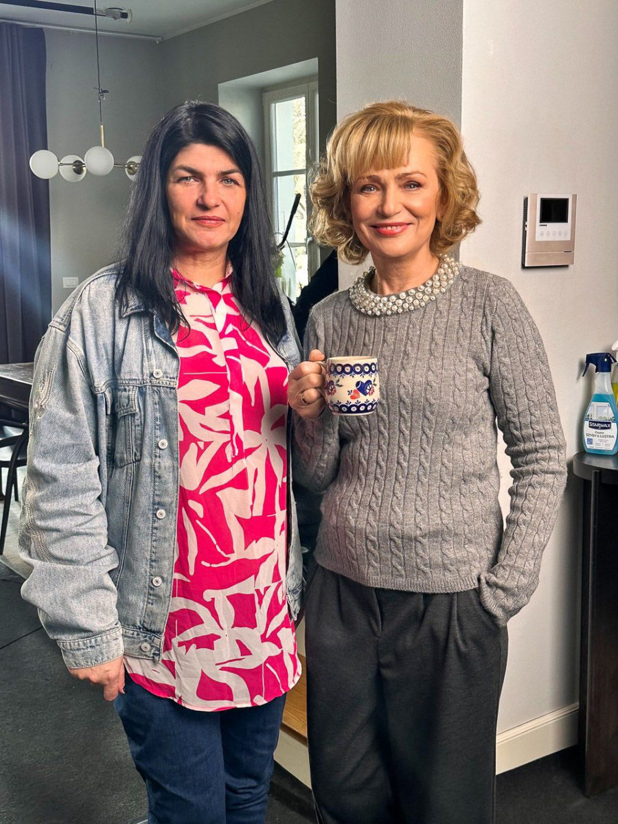 Bolesławiecka ceramika Lady Blue na planie świątecznego filmu „Piernikowe serce”