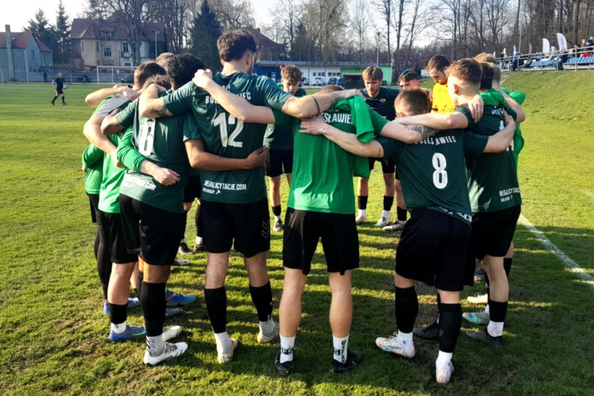 Piłkarze BKS Bolesławiec przed meczem z Włókniarzem Leśna