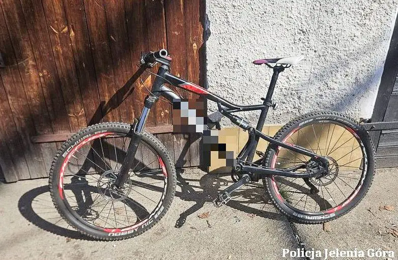 Rower oraz policjant wraz z Modeną
