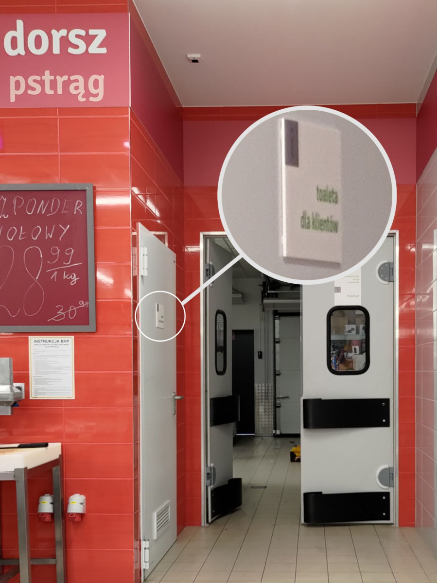 Dojście do toalety i oznakowane drzwi (kwiecień 2025)