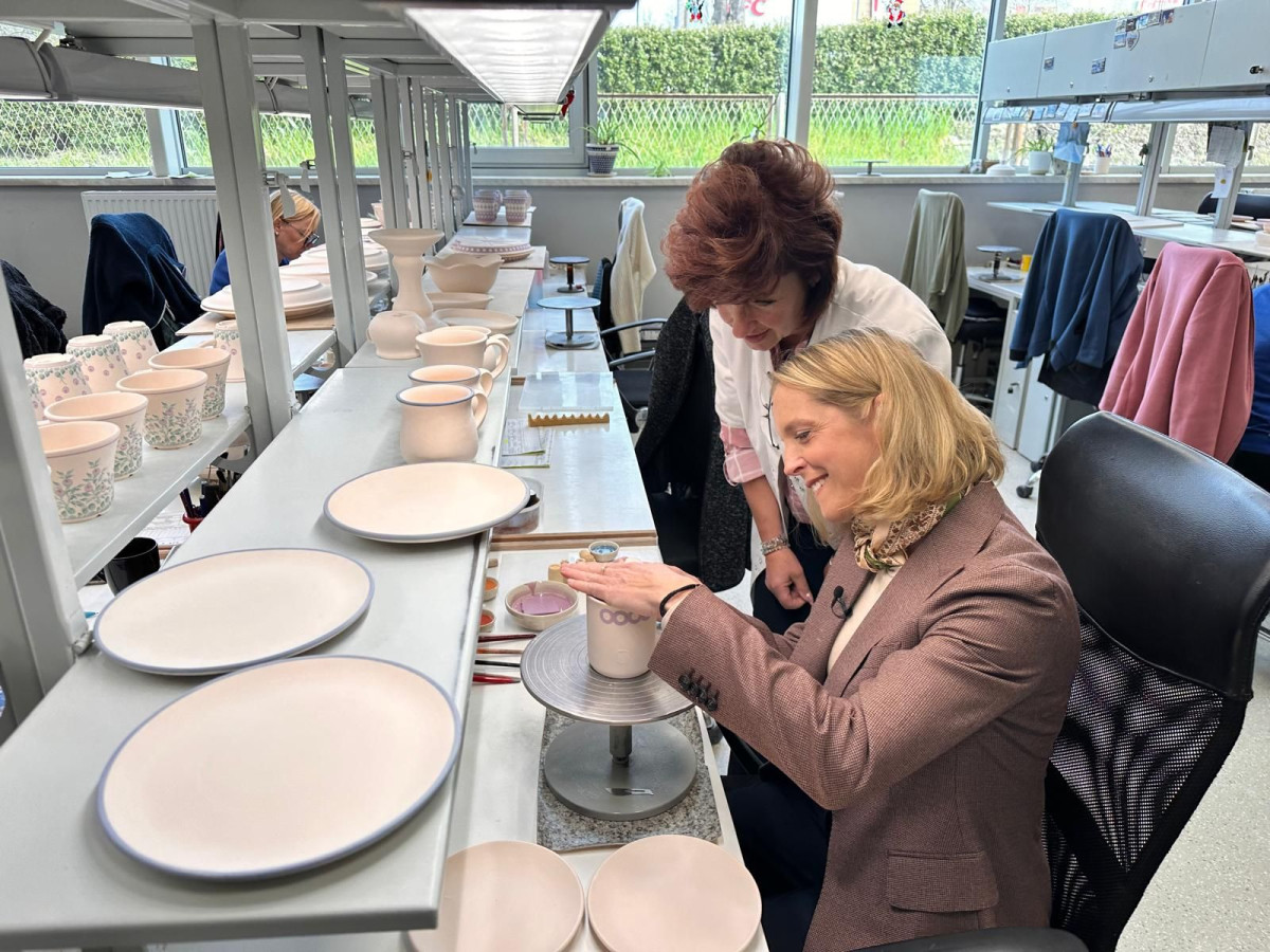 Małgorzata Trzaskowska dekoruje bolesławiecką ceramikę