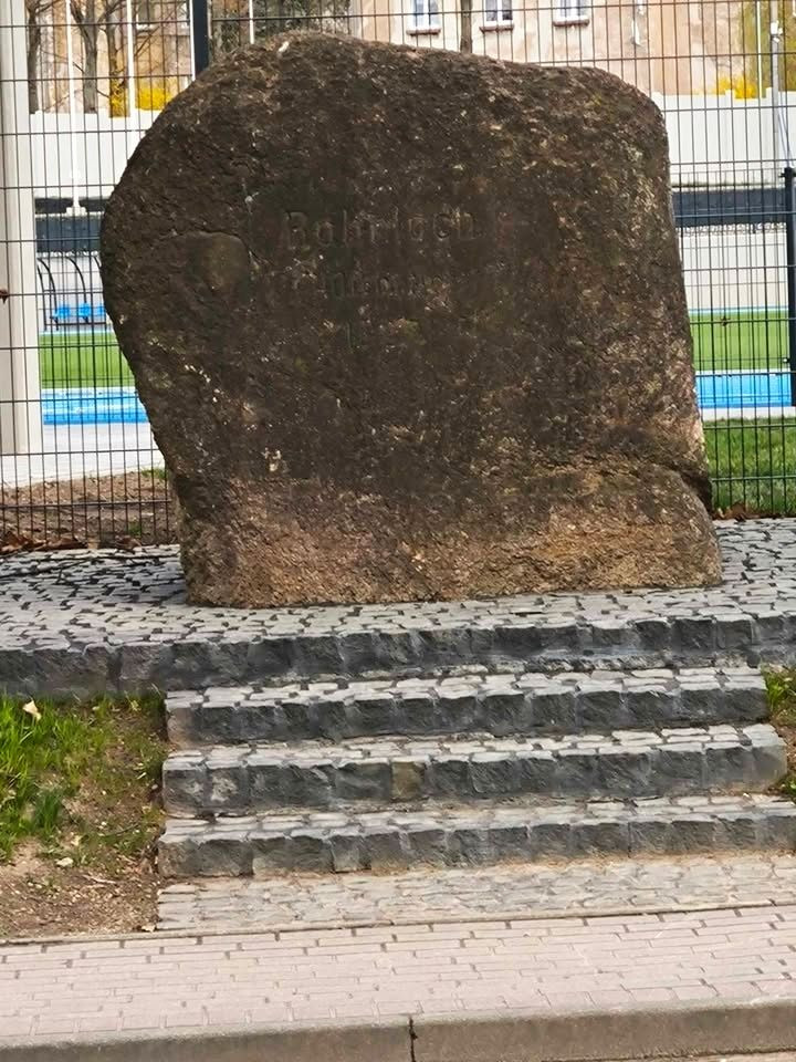 Głaz przy stadionie miejskim w Bolesławcu