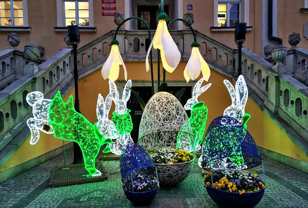 Dekoracje wielkanocne na bolesławieckim rynku